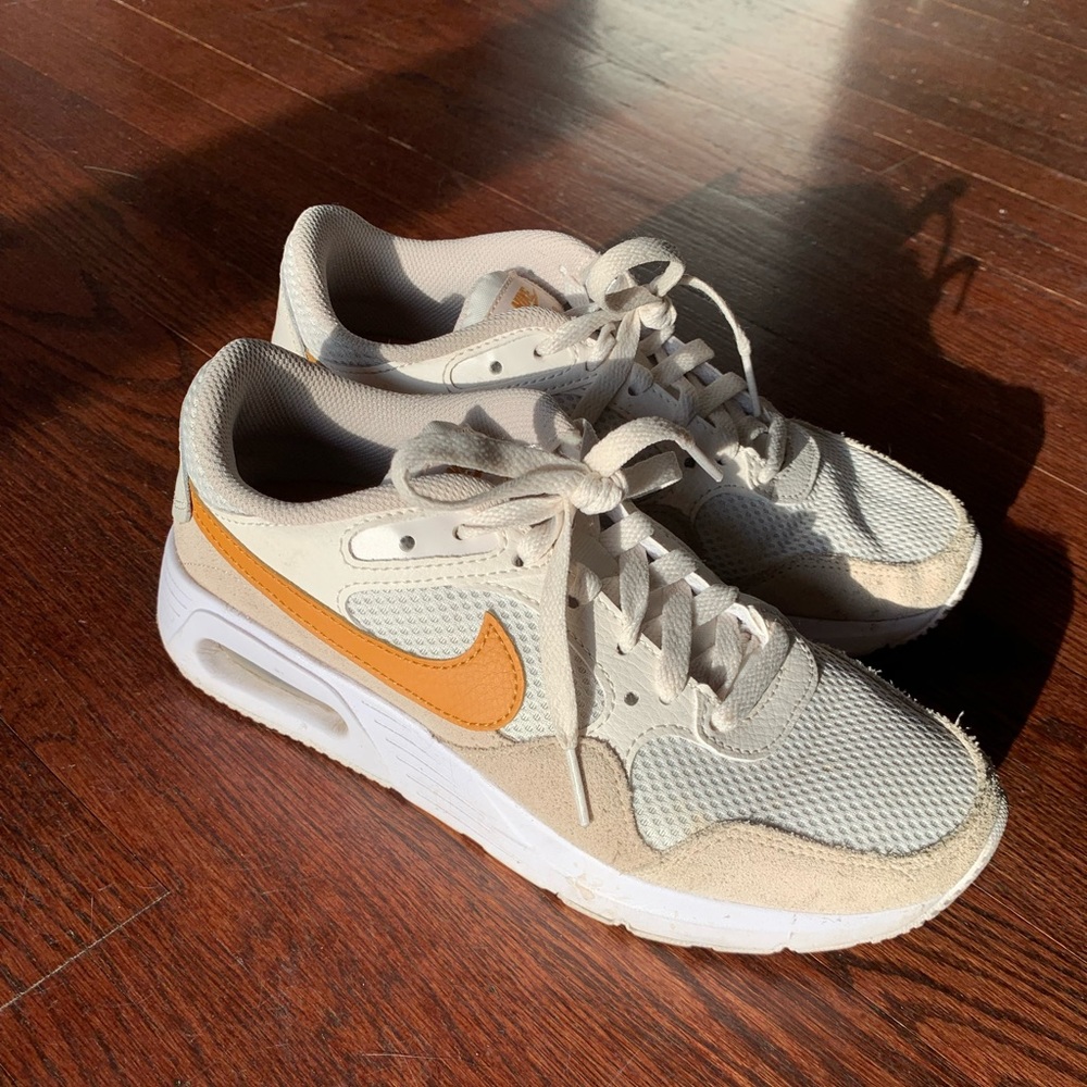 Nikes tennis shoes
